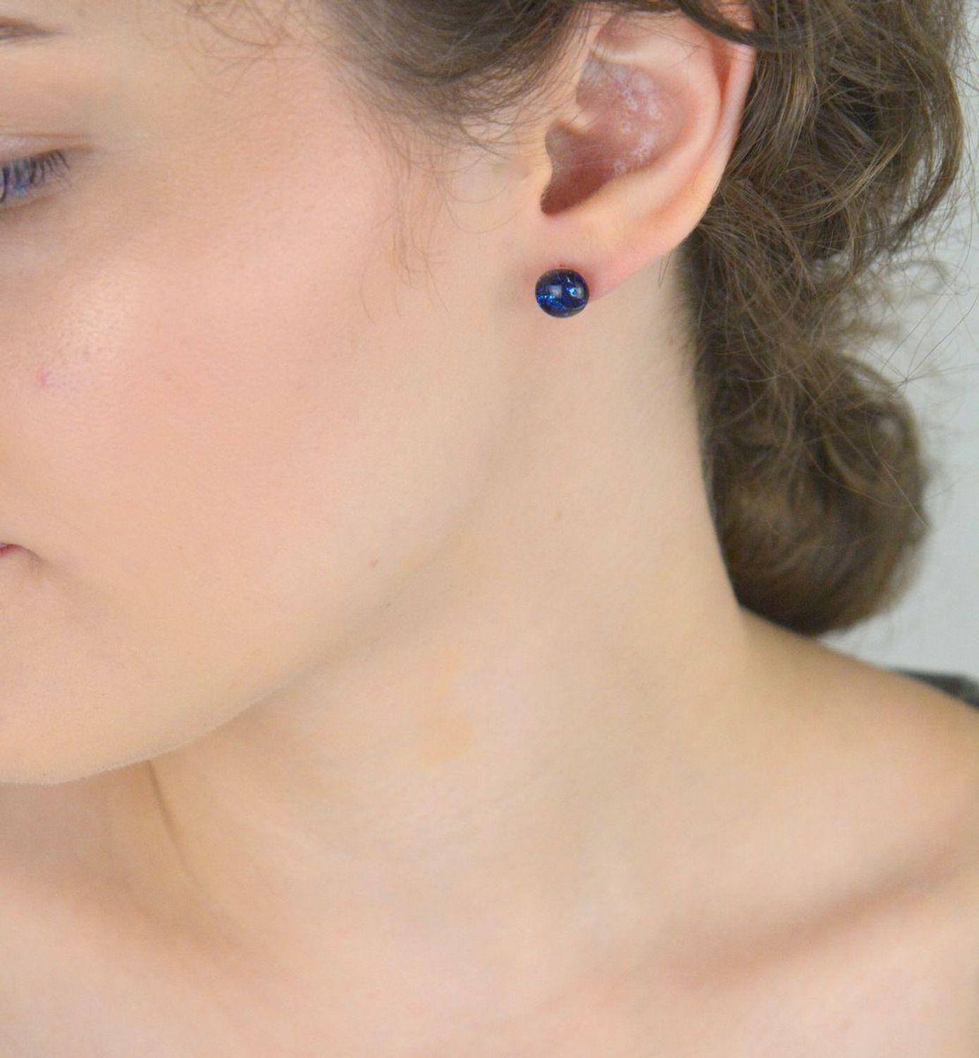 Kolczyki damskie srebrne 925 – Murano 56. Ręcznie wykonane szkło weneckie w odcieniach niebieskiego i granatu, średnica 9 mm, waga 2,00 g. Stylowa, artystyczna biżuteria na każdą okazję.1.jpg